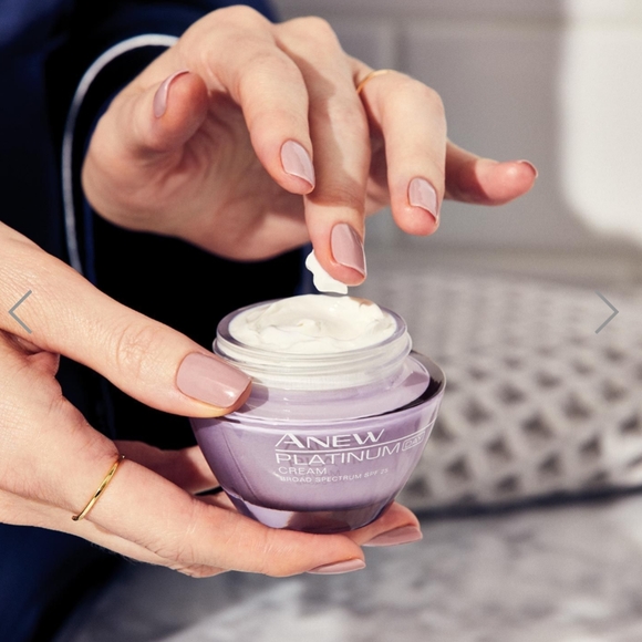 Anew Platinum Day Cream Broad Spectrum SPF 25 (Last One!) 🆕 - Picture 2 of 4